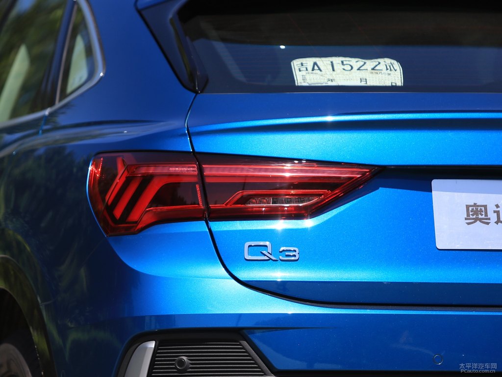 雪邦藍(lán)奧迪Q3 Sportback車尾外觀圖片