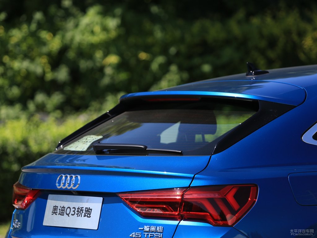 雪邦藍(lán)奧迪Q3 Sportback車尾外觀圖片