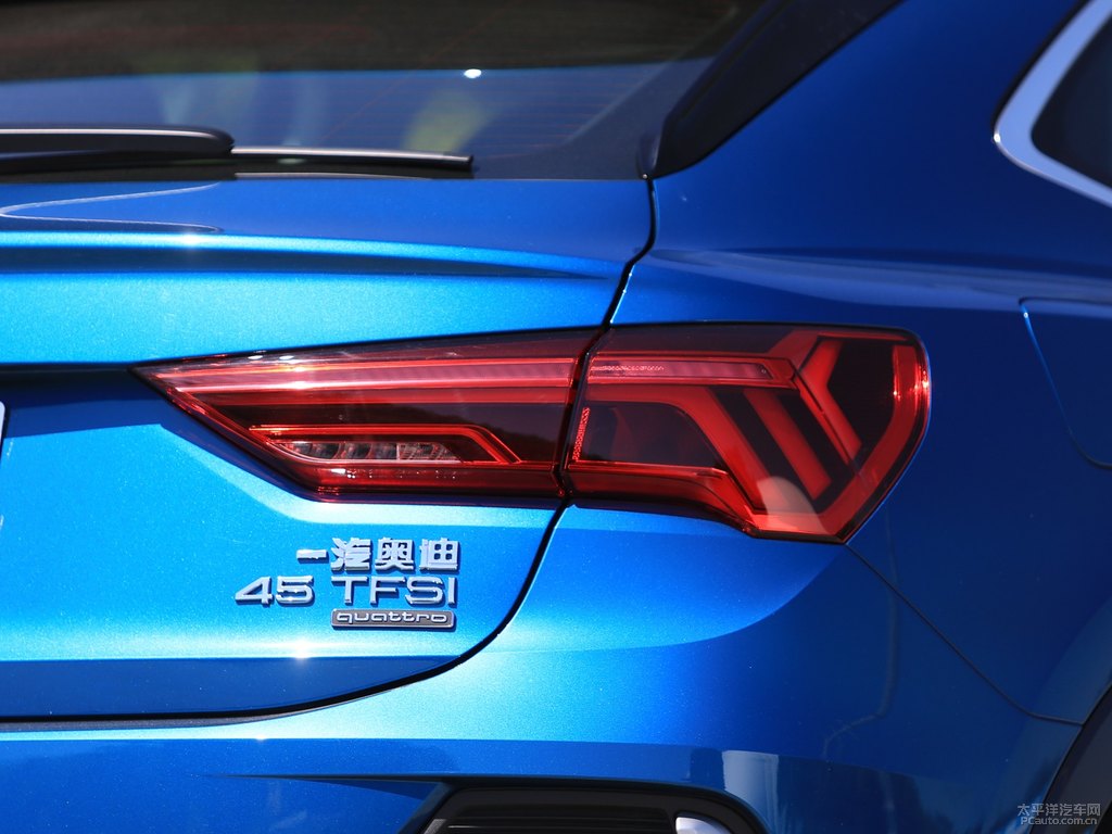 雪邦藍(lán)奧迪Q3 Sportback車尾外觀圖片