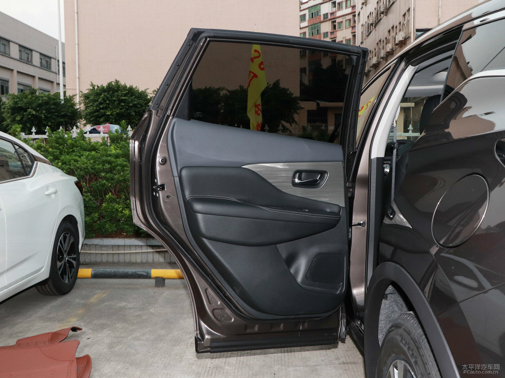 琥珀金樓蘭車廂內飾圖片