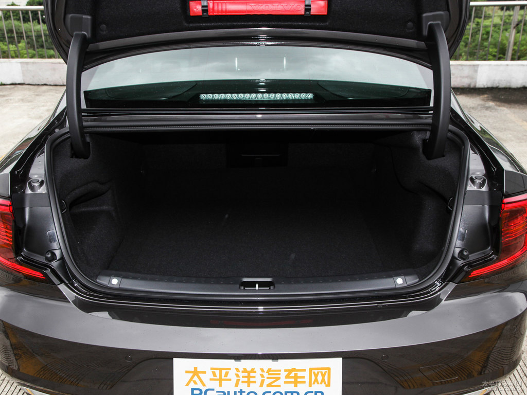 瑪瑙黑沃爾沃S90后備廂空間圖片