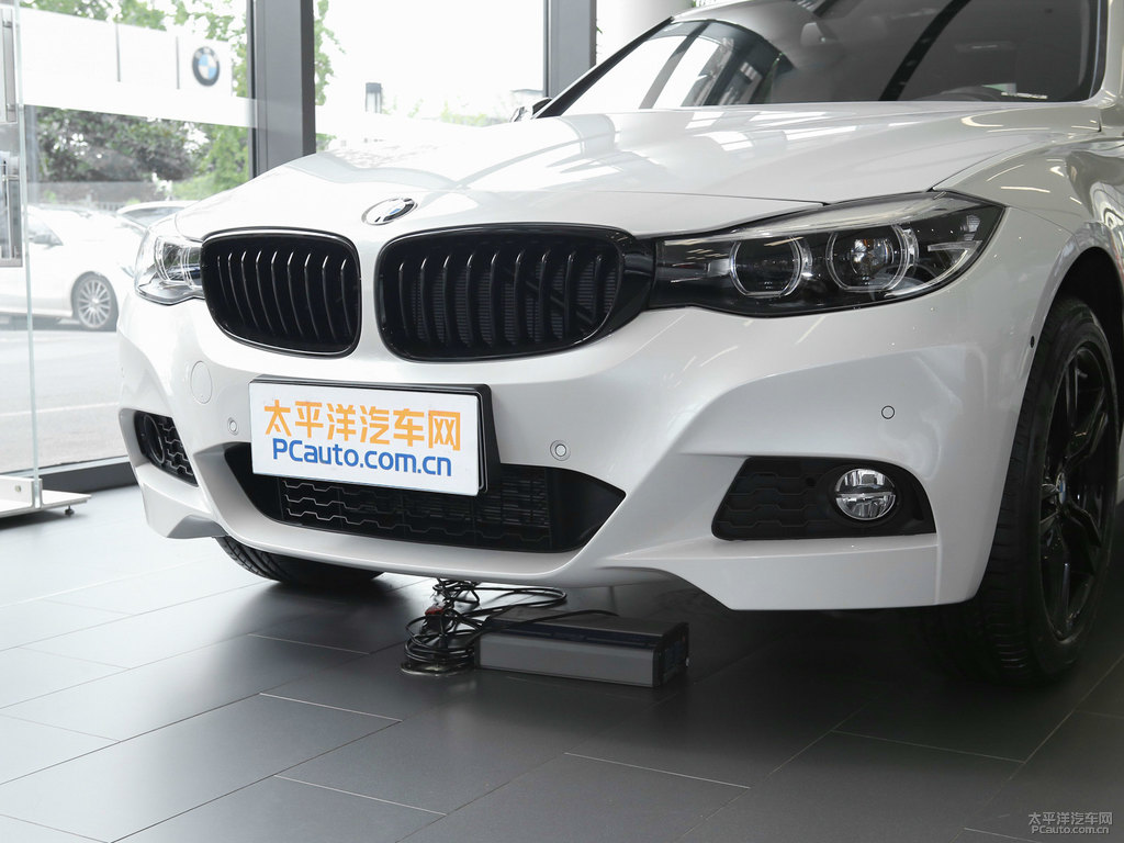 雪山白寶馬3系GT車頭外觀圖片