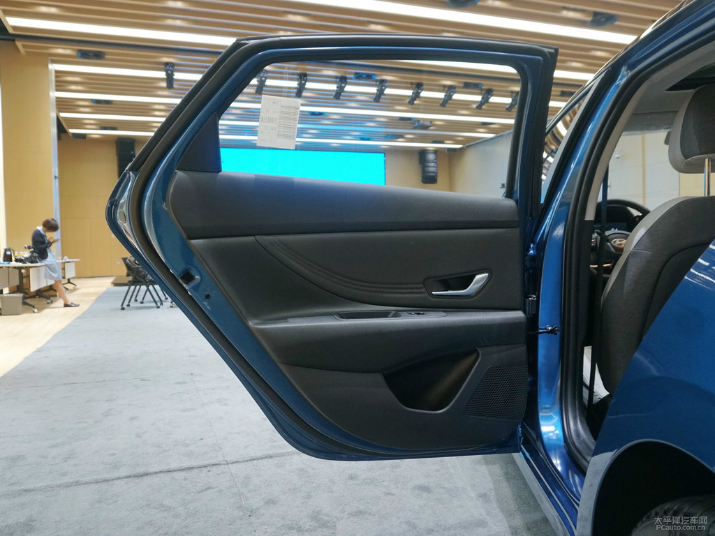 冰海藍伊蘭特車廂內飾圖片