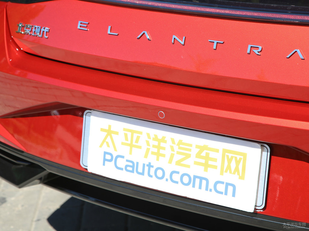 烈焰紅伊蘭特車尾外觀圖片