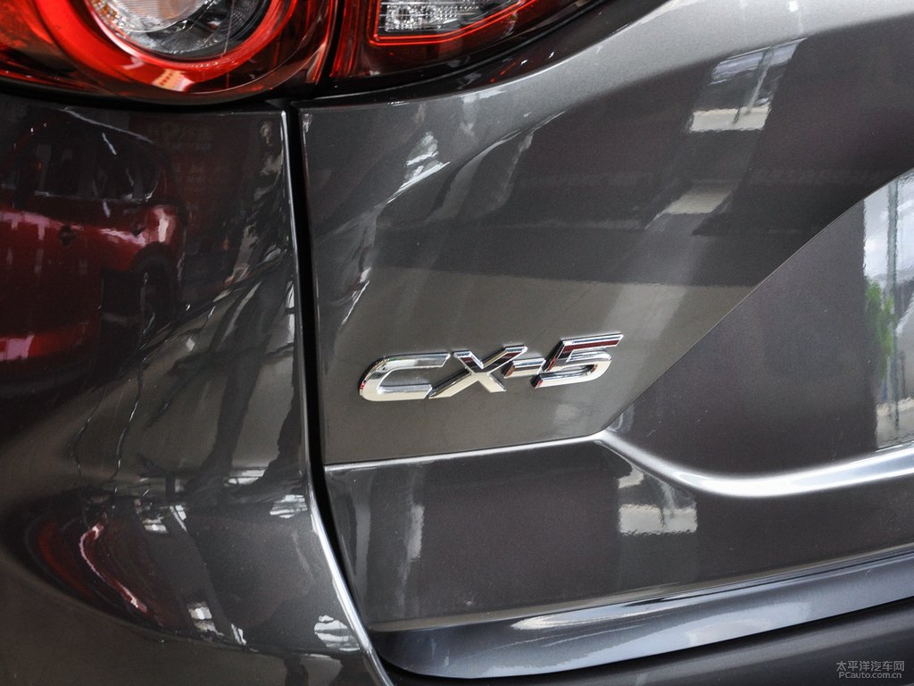 鉑鋼灰馬自達CX-5車尾外觀圖片