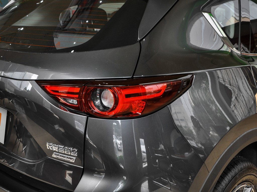 鉑鋼灰馬自達(dá)CX-5車尾外觀圖片