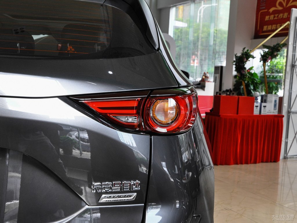 鉑鋼灰馬自達(dá)CX-5車尾外觀圖片