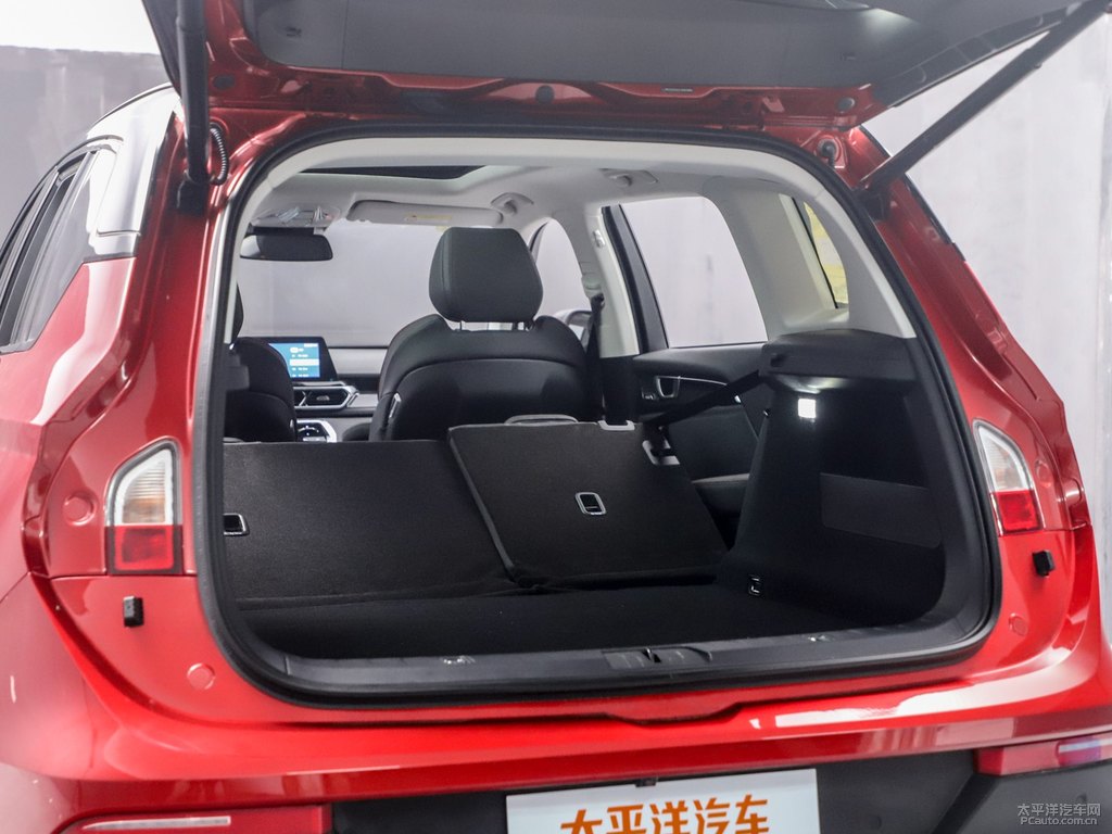 星焰紅寶駿RS-5后備廂空間圖片
