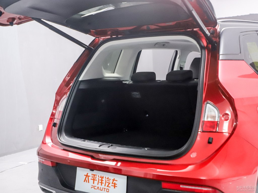 星焰紅寶駿RS-5后備廂空間圖片