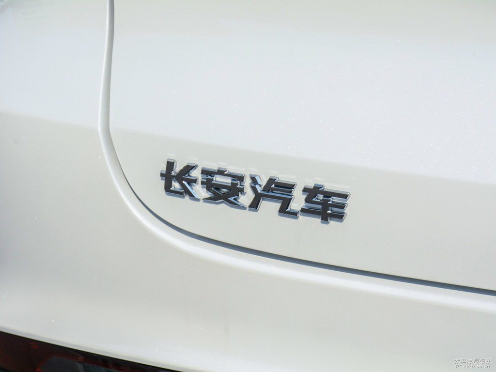 炫晶白長安CS75 PLUS車尾外觀圖片