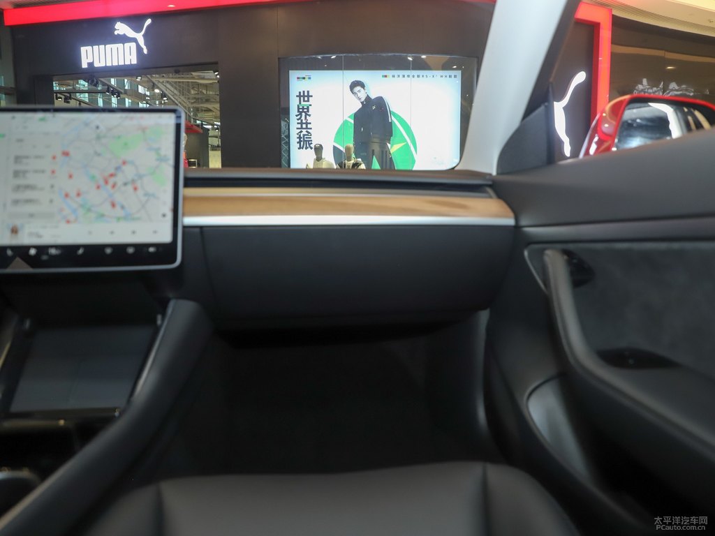 中國紅Model 3中控內(nèi)飾圖片