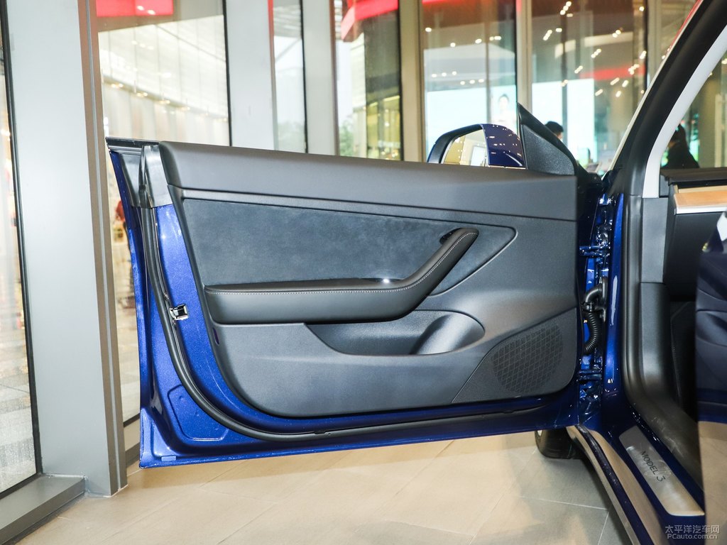 深海藍Model 3車廂內(nèi)飾圖片
