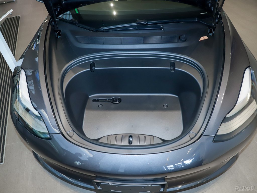 冷光銀Model 3后備廂空間圖片