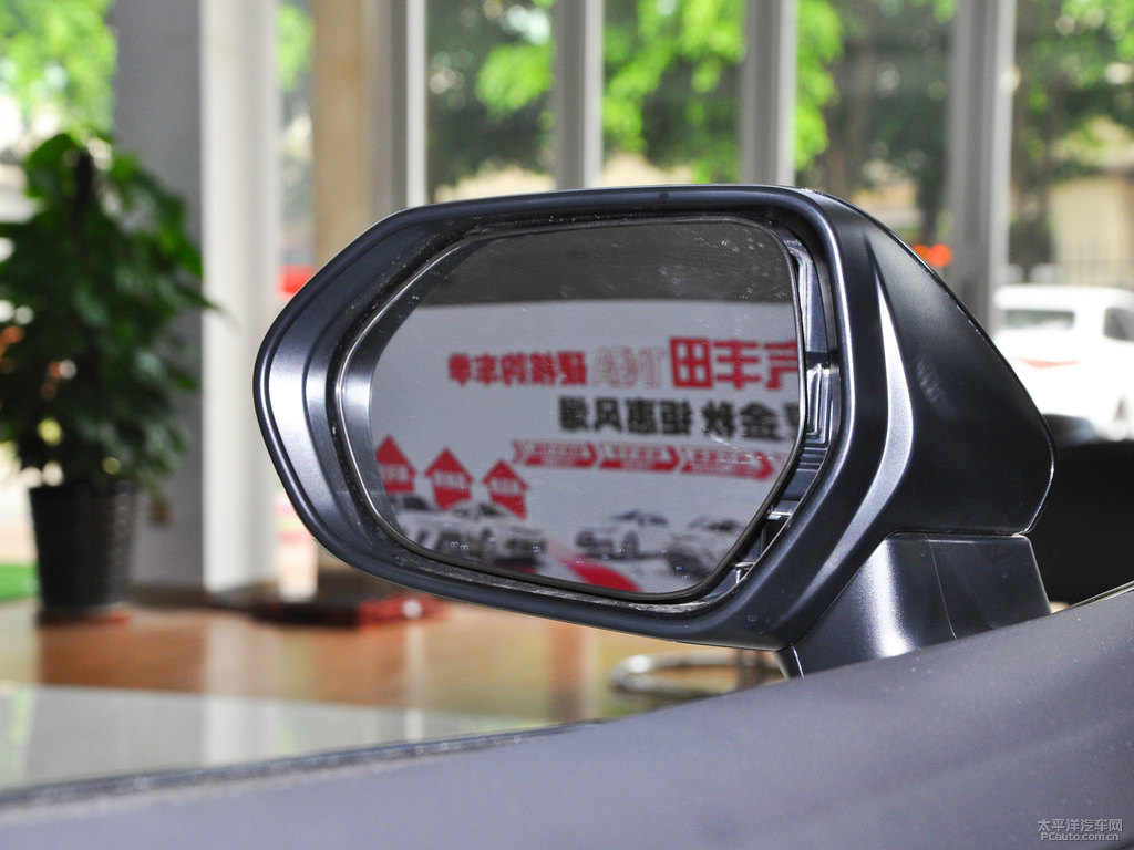 鉑金珍珠白黑雙色凱美瑞車身外觀圖片