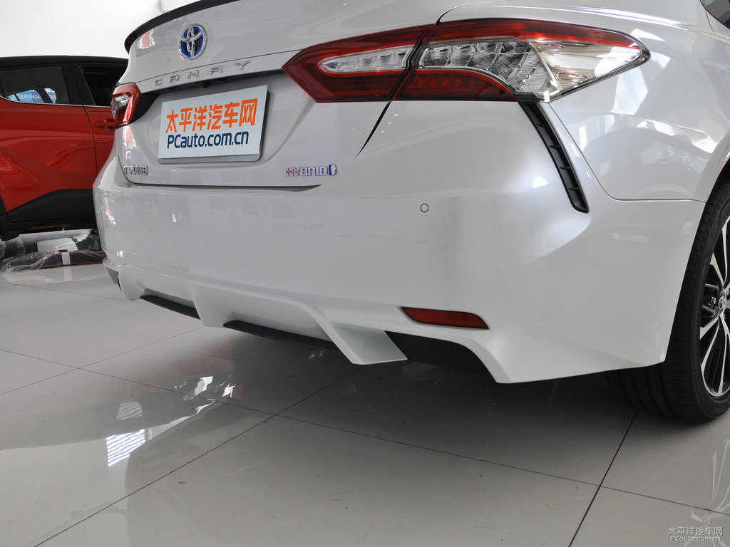 鉑金珍珠白黑雙色凱美瑞車尾外觀圖片