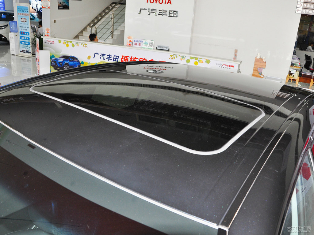 鉑金珍珠白黑雙色凱美瑞車身外觀圖片