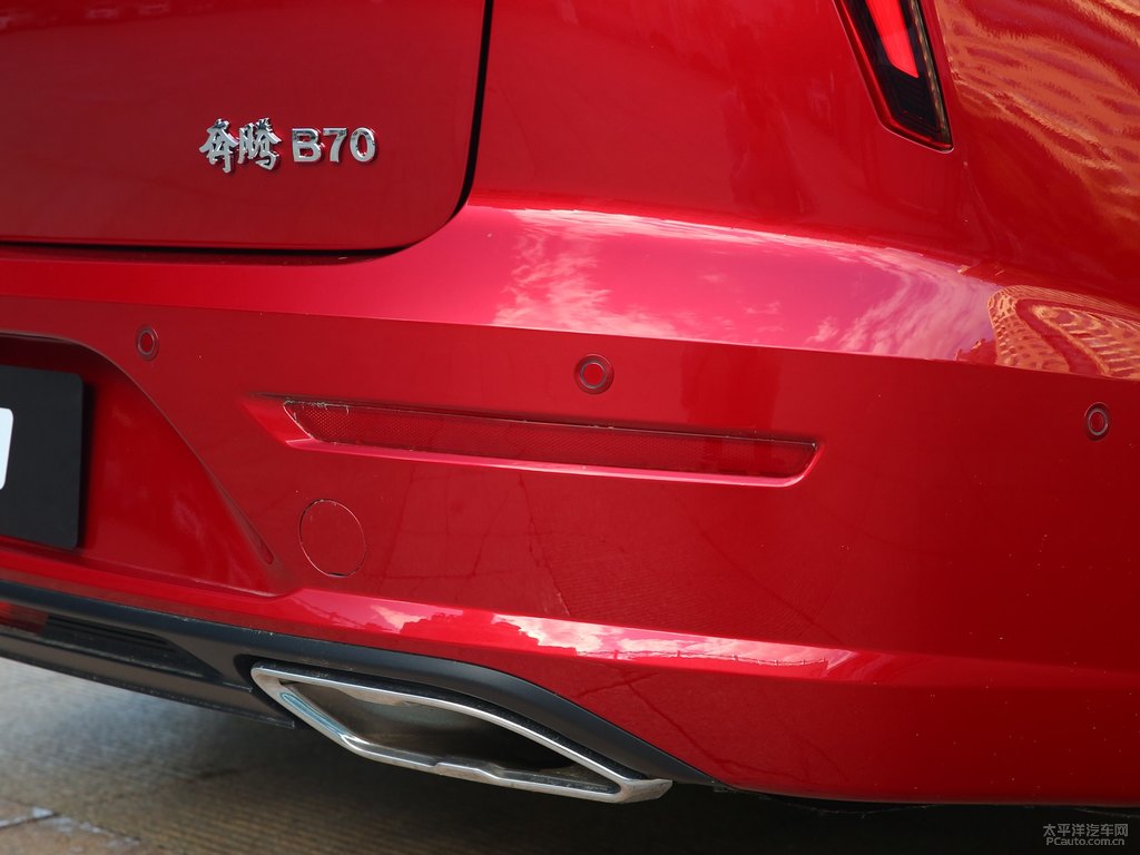 量子紅奔騰B70車尾外觀圖片