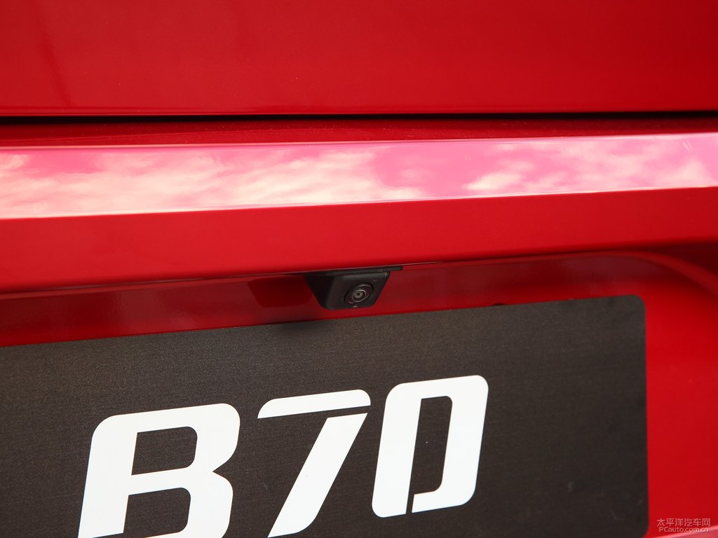 量子紅奔騰B70車尾外觀圖片