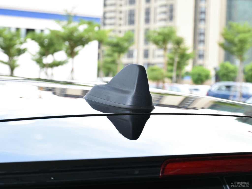 白色/八十度黑MINI CLUBMAN車身外觀圖片