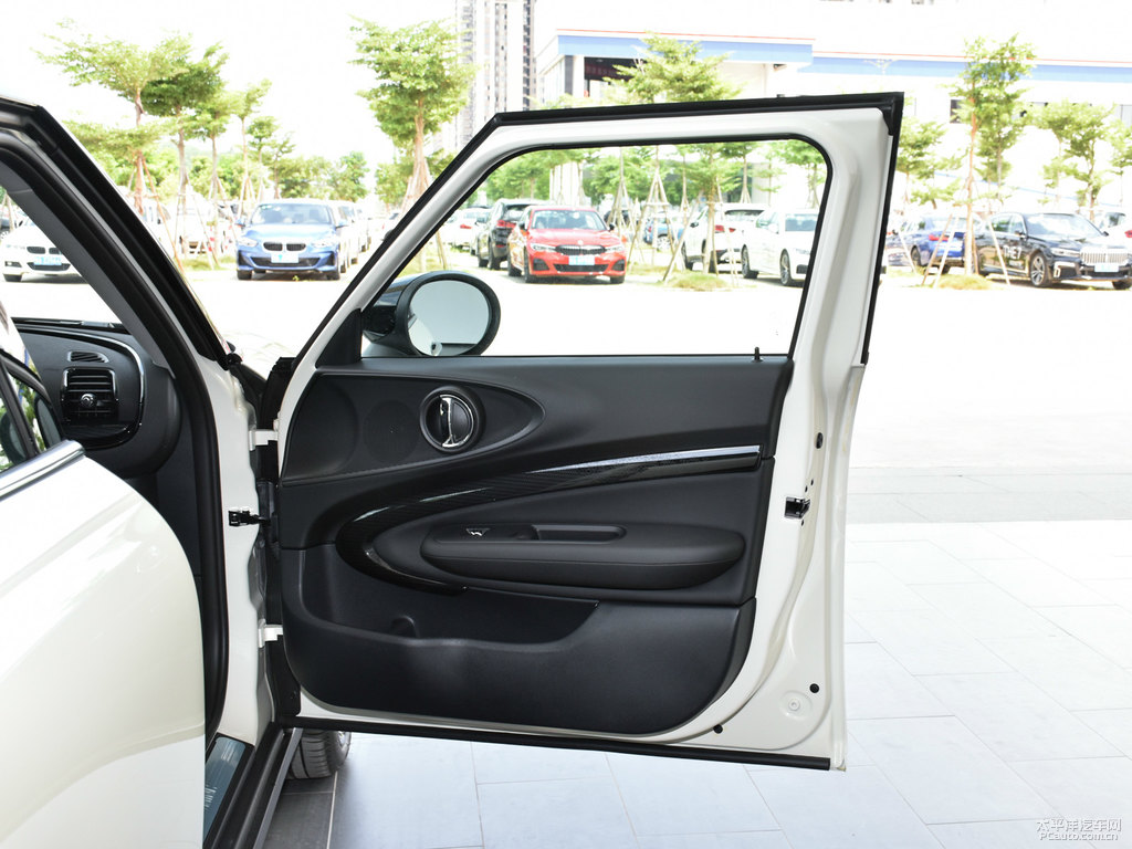 白色/八十度黑MINI CLUBMAN車廂內(nèi)飾圖片