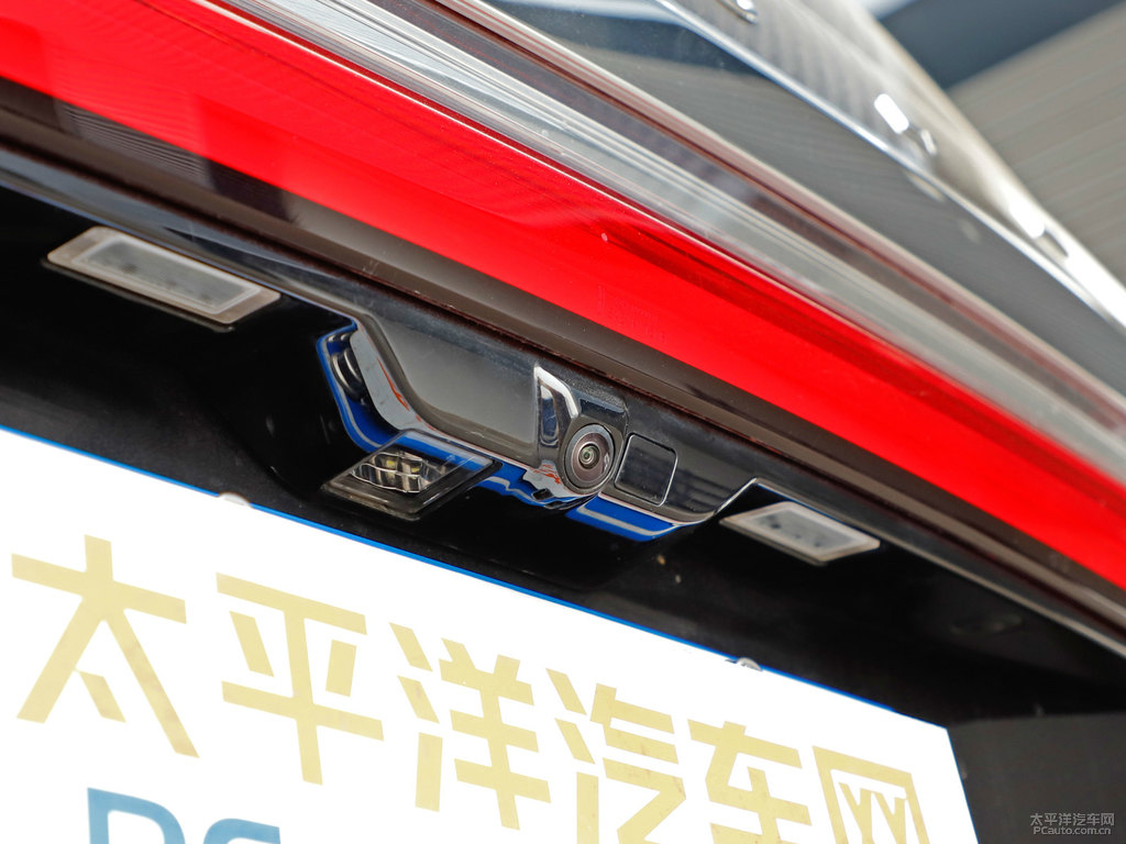 天鵝黑領(lǐng)航員車尾外觀圖片