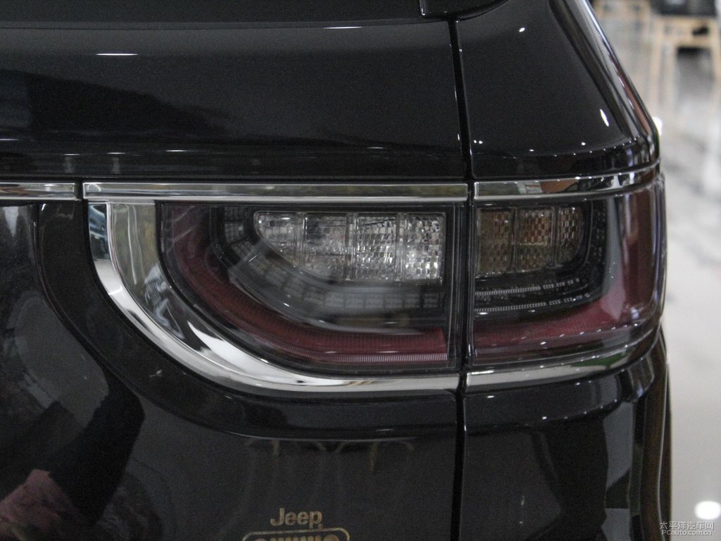 北極黑大指揮官車尾外觀圖片