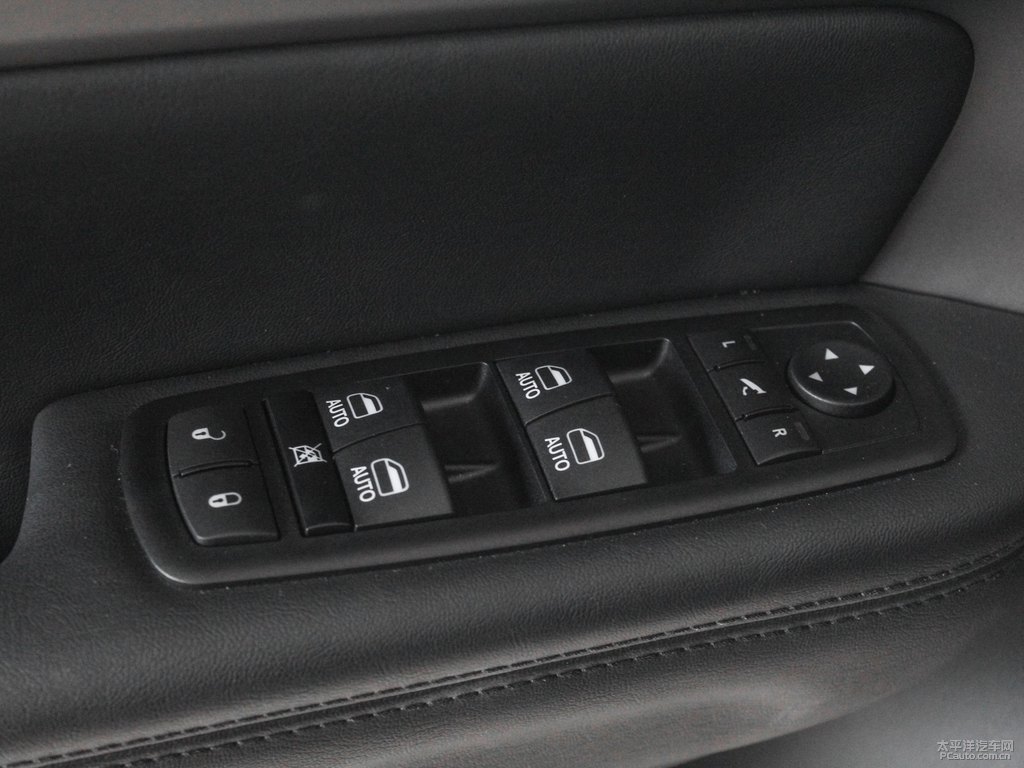 北極黑大指揮官車廂內(nèi)飾圖片