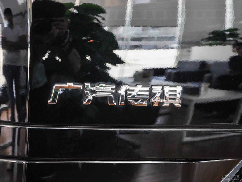典雅黑傳祺GS8車尾外觀圖片