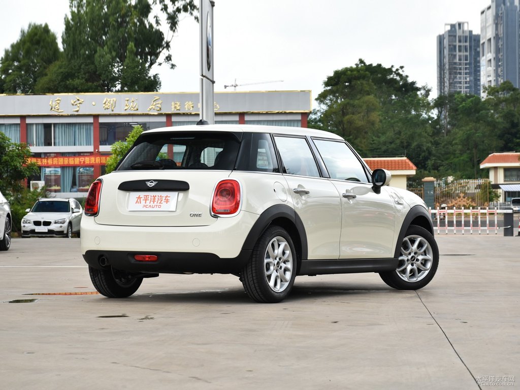 胡椒白MINI CLUBMAN整車(chē)外觀外觀圖片