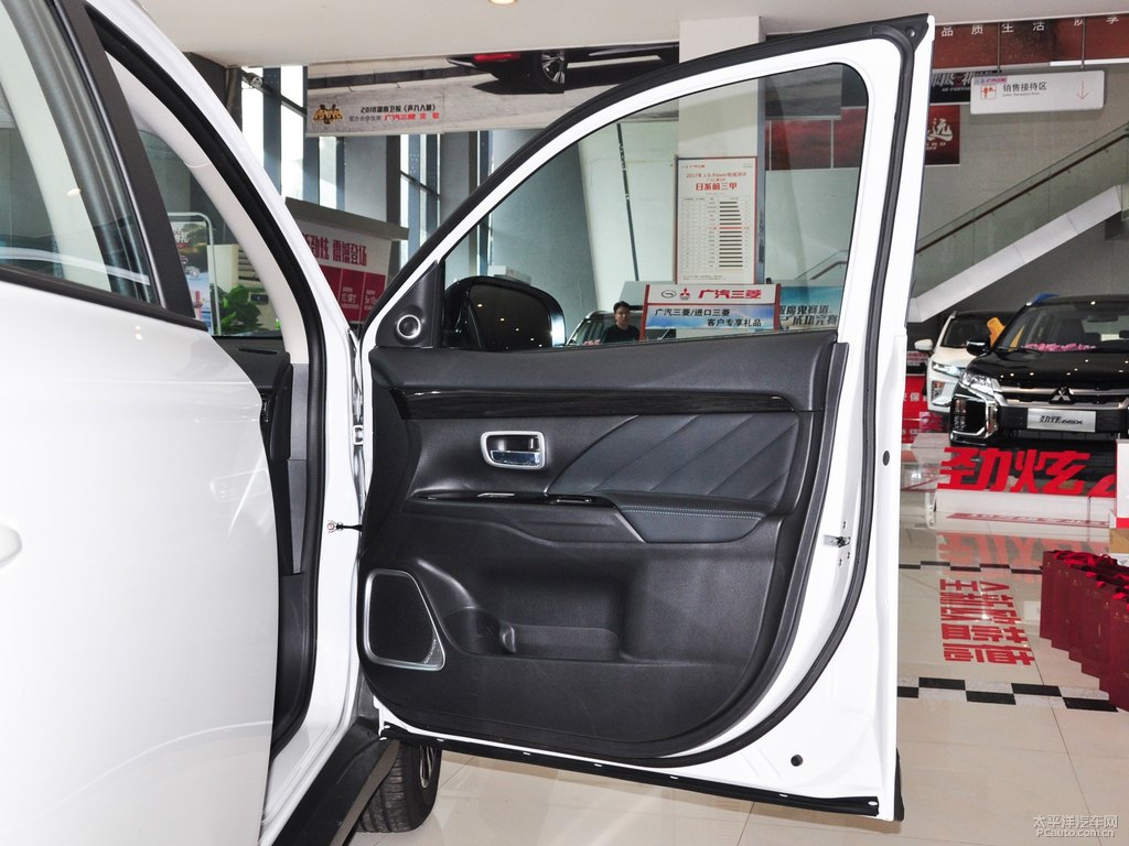 珍珠白歐藍(lán)德車廂內(nèi)飾圖片