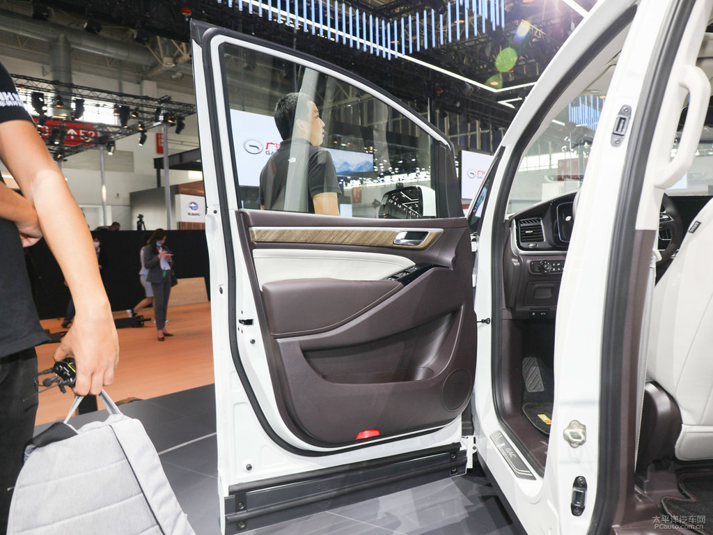 珍珠白傳祺M8車廂內(nèi)飾圖片