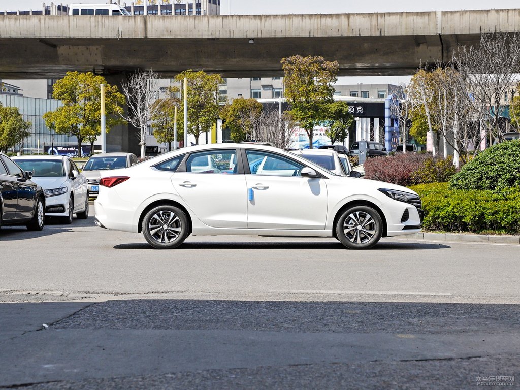 閃光冰晶白逸動(dòng)PLUS整車外觀外觀圖片