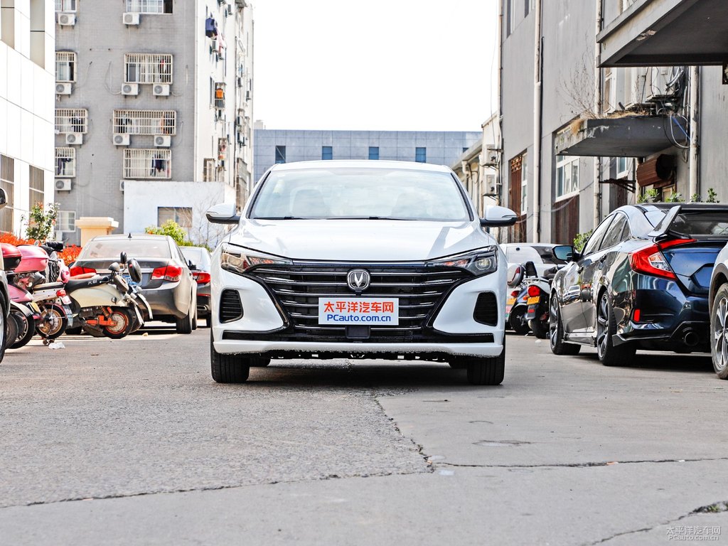 閃光冰晶白逸動(dòng)PLUS整車外觀外觀圖片