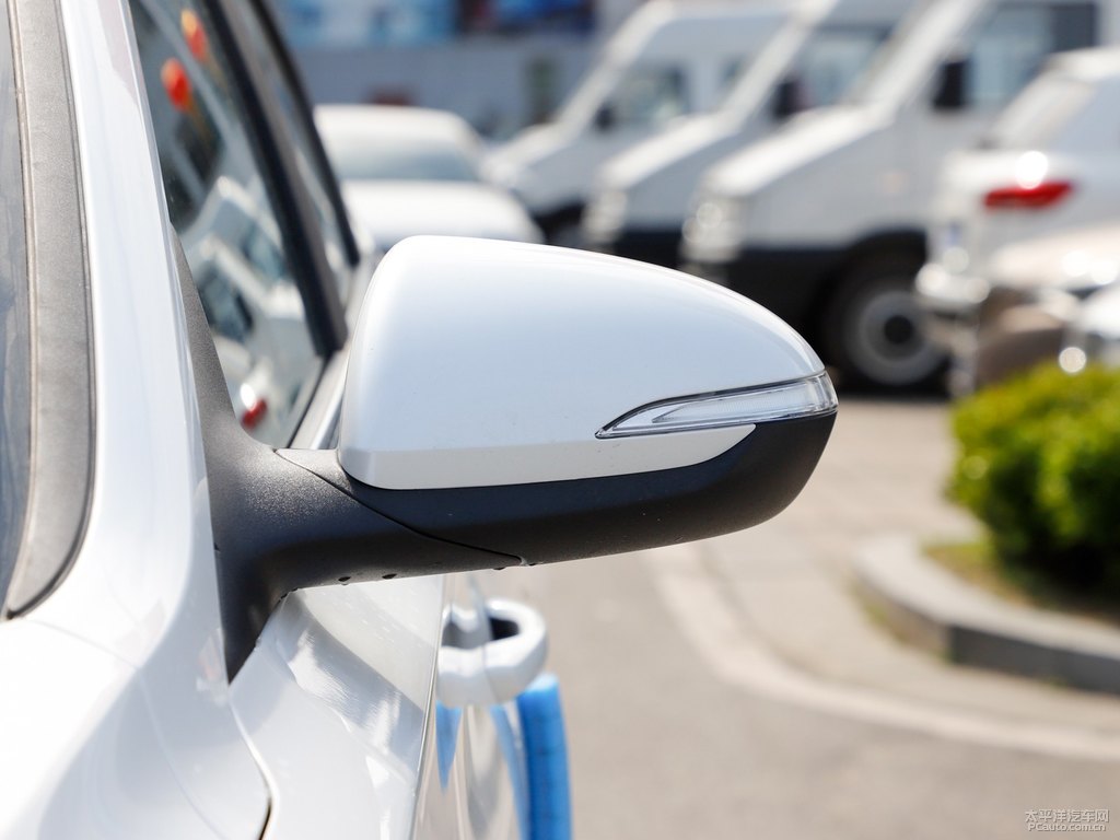 閃光冰晶白逸動(dòng)PLUS車身外觀圖片