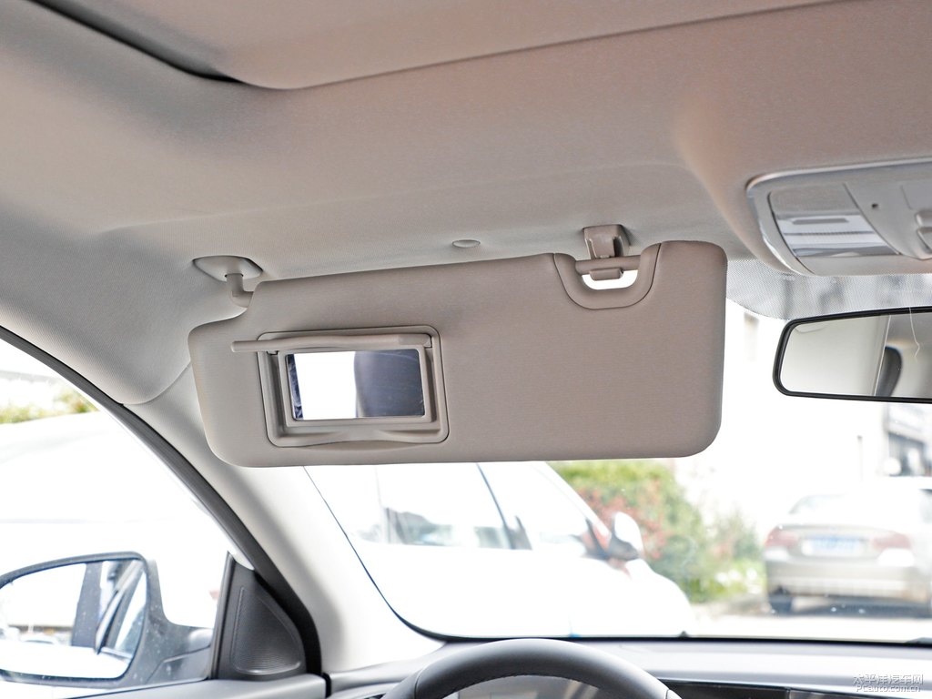 閃光冰晶白逸動PLUS車廂內(nèi)飾圖片