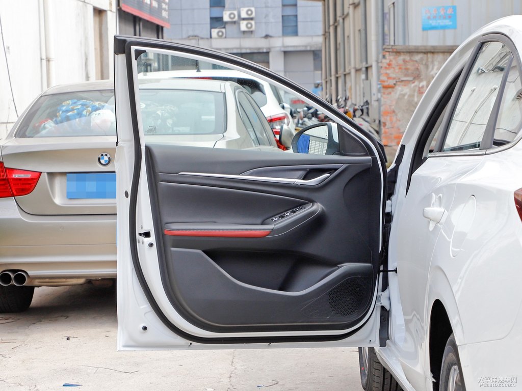 閃光冰晶白逸動PLUS車廂內(nèi)飾圖片
