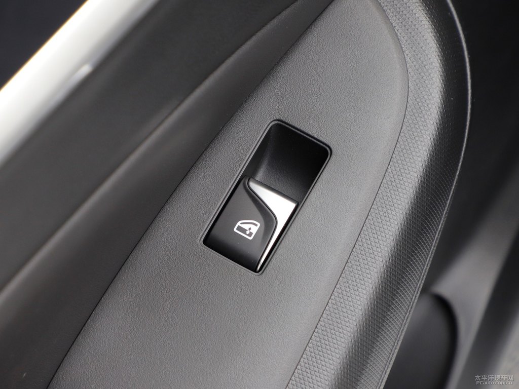 閃光冰晶白逸動PLUS車廂內飾圖片