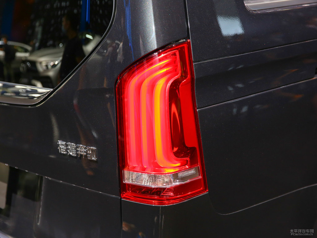 石墨灰奔馳V級車尾外觀圖片