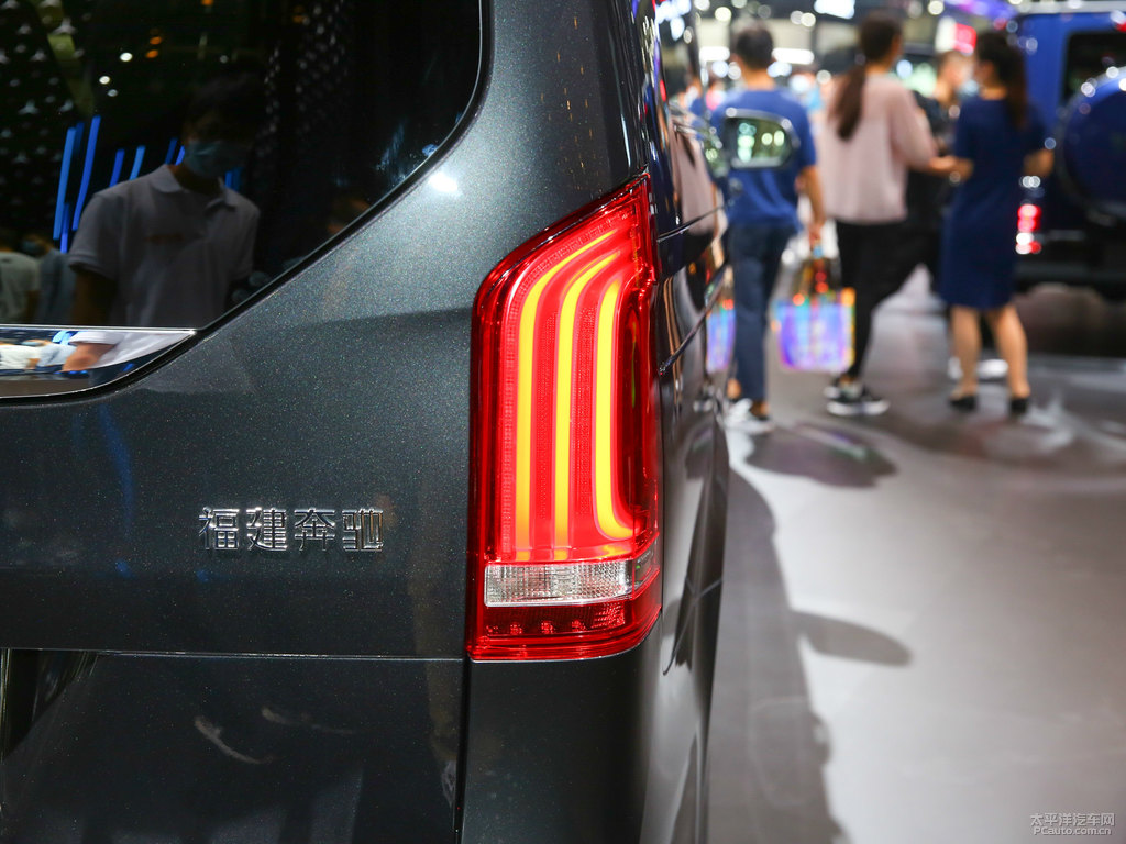 石墨灰奔馳V級車尾外觀圖片
