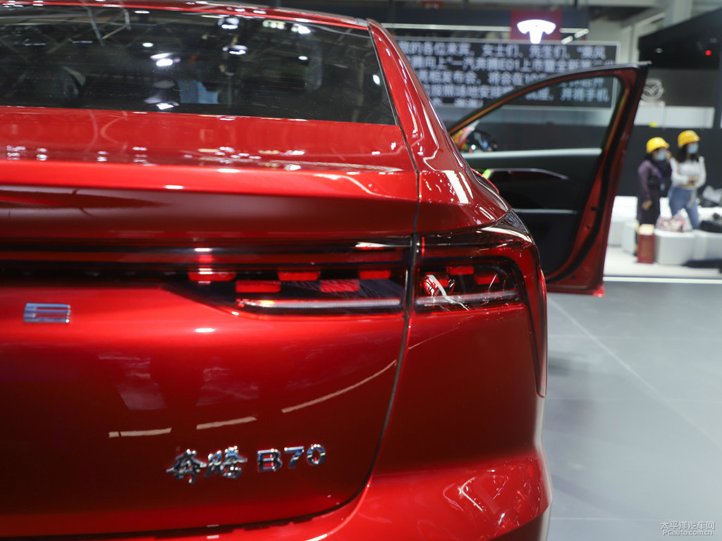 量子紅奔騰B70車(chē)尾外觀圖片