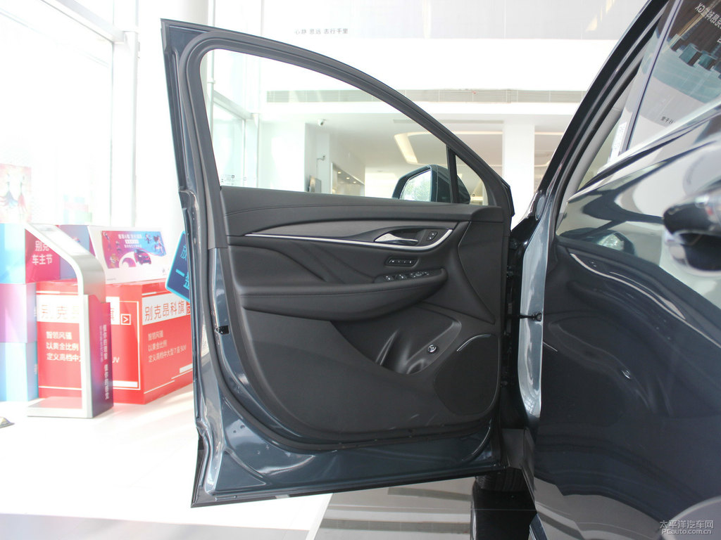 隕鐵灰昂科旗車廂內(nèi)飾圖片