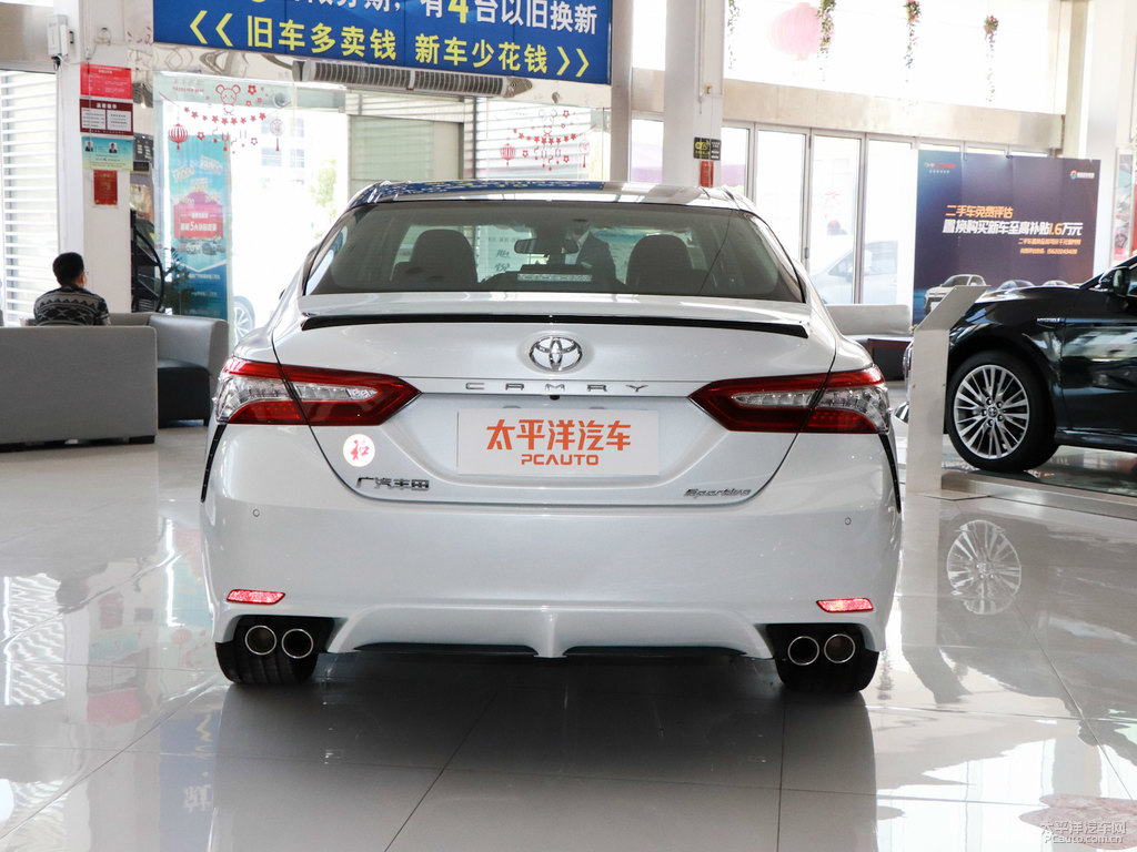 鉑金珍珠白黑雙色凱美瑞整車外觀外觀圖片