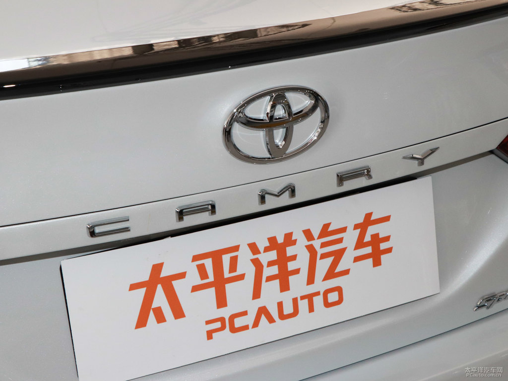 鉑金珍珠白黑雙色凱美瑞車尾外觀圖片