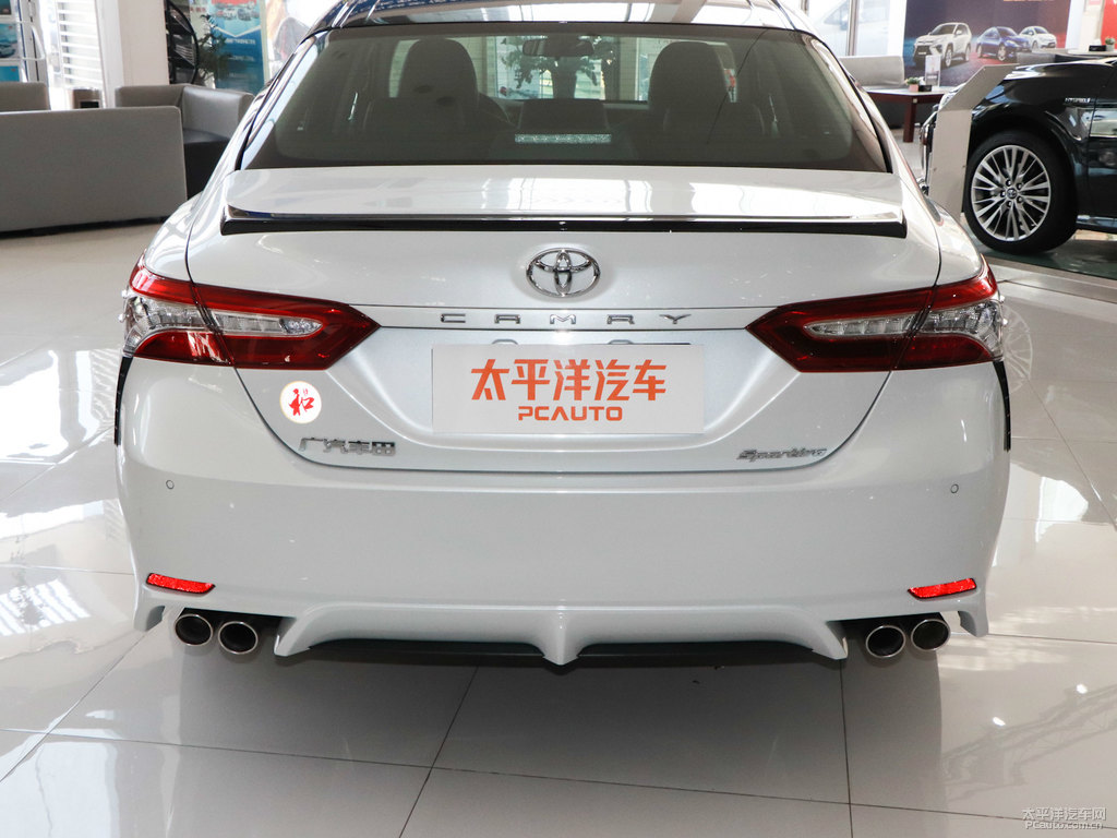 鉑金珍珠白黑雙色凱美瑞車尾外觀圖片