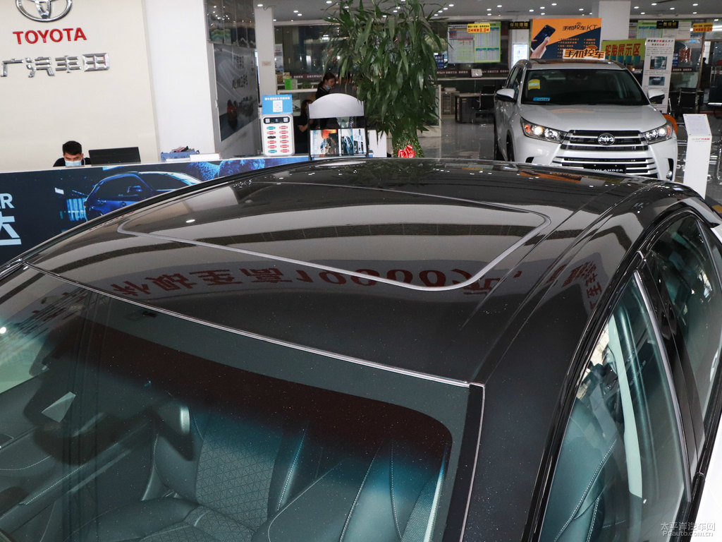 鉑金珍珠白黑雙色凱美瑞車身外觀圖片