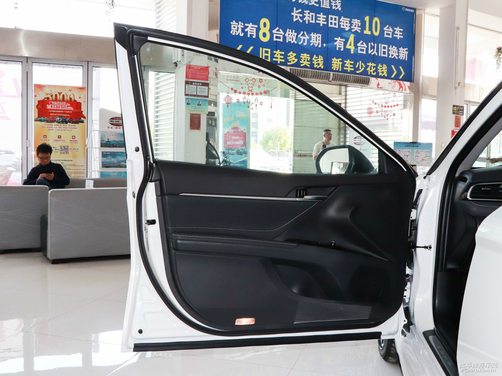 鉑金珍珠白黑雙色凱美瑞車廂內(nèi)飾圖片