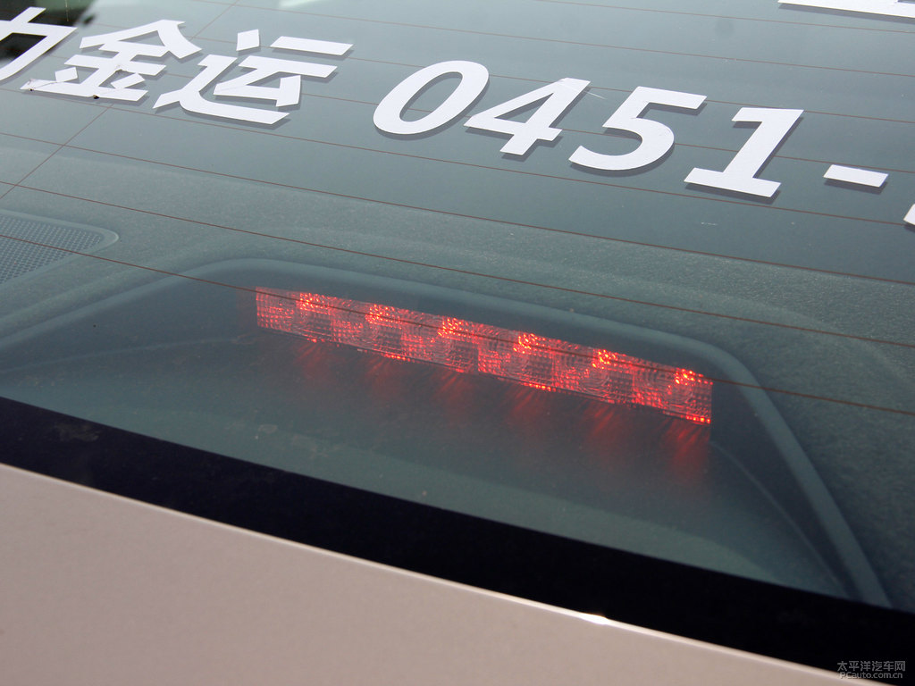 香檳金帕薩特車尾外觀圖片