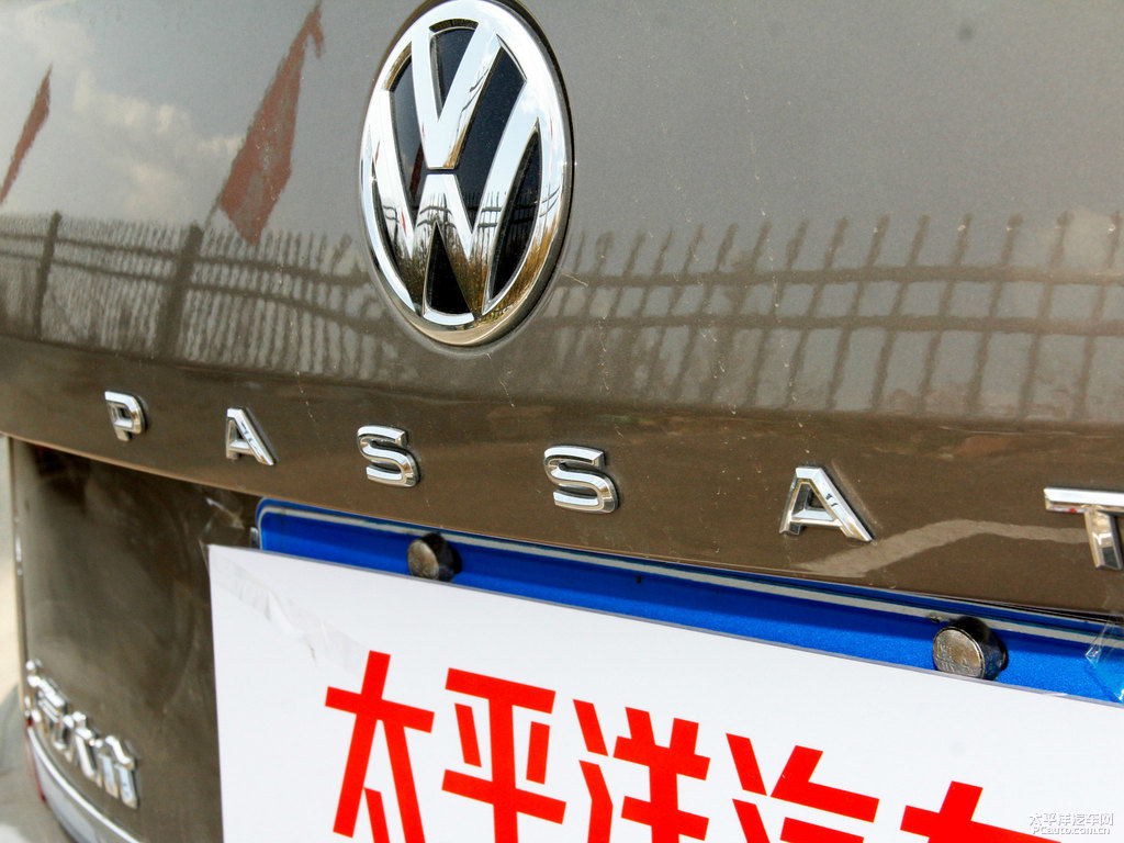 香檳金帕薩特車尾外觀圖片