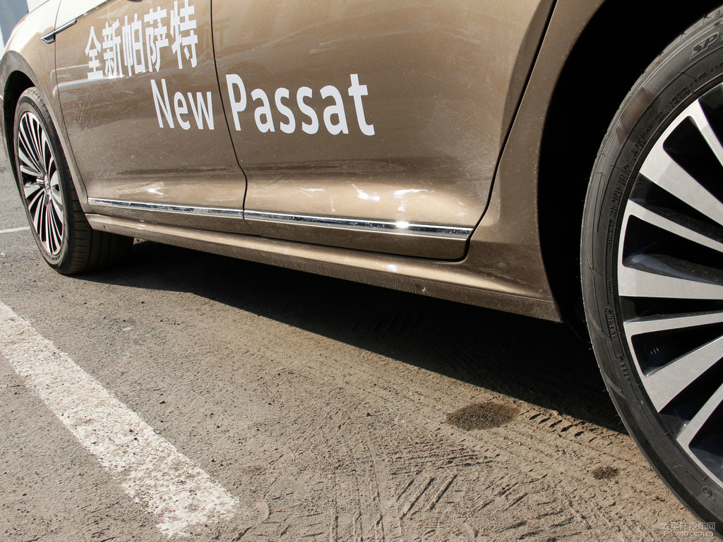 香檳金帕薩特車身外觀圖片