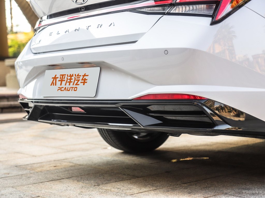 極地白伊蘭特車尾外觀圖片